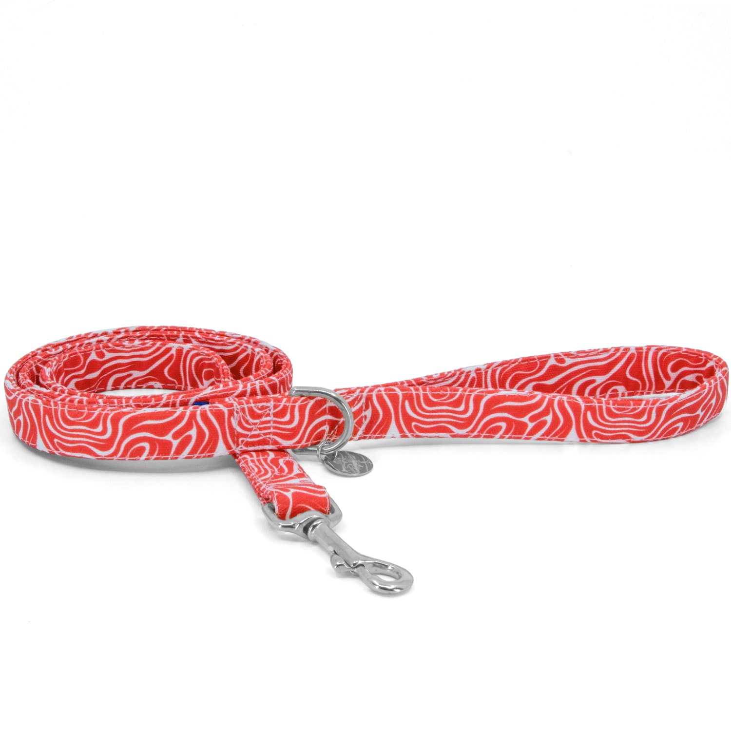 Vue d'ensemble de la laisse pour chien Cherry de Pawpix. Le motif de la laisse présente un wavy rouge et blanc, et les boucles de la laisse sont couleur argent