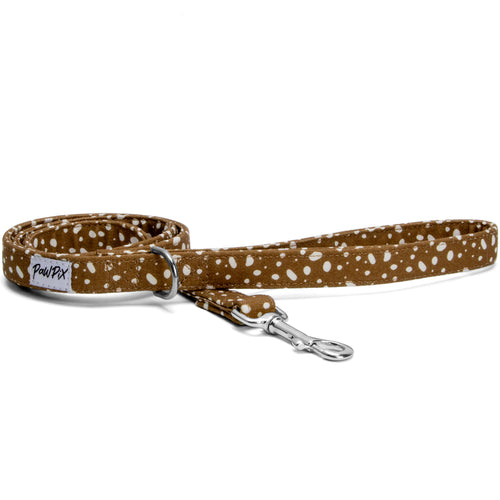 Laisse pour chien Freckles et son motif marron tacheté blanc. La laisse possède un mousqueton et anneau en D couleur argent