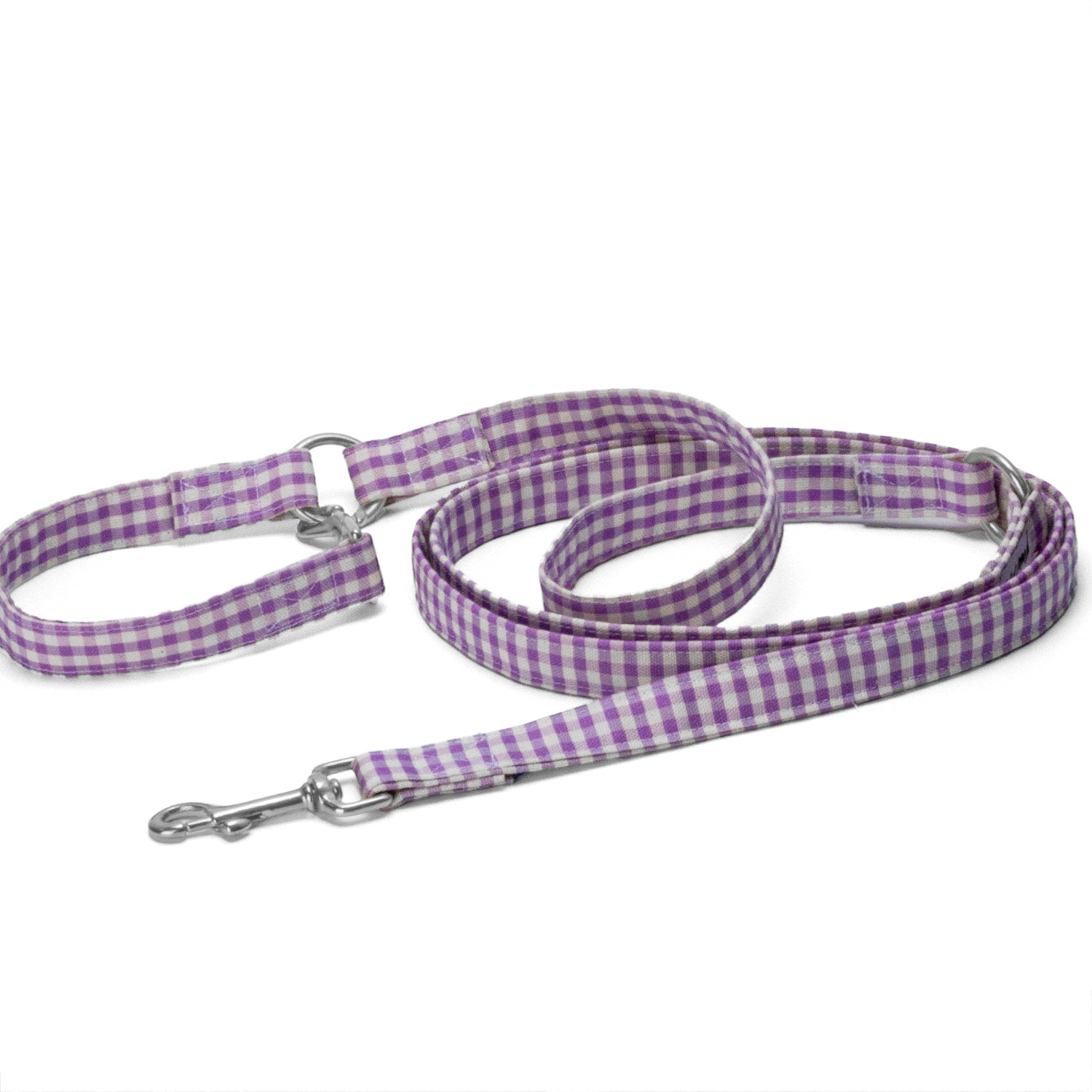 Laisse multipositions pour chien Cigalou de Pawpix et ses boucles couleur argent. La laisse pour chien possède un motif vichy violet et blanc