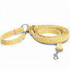 Vue d'ensemble de la laisse multipositions pour chien Seaside de Pawpix. Motif marin abstrait et estivale, et les boucles de la laisse sont couleur argent
