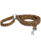 Laisse pour chien multipositions Freckles et son motif marron tacheté blanc. La laisse possède des boucles couleur argent