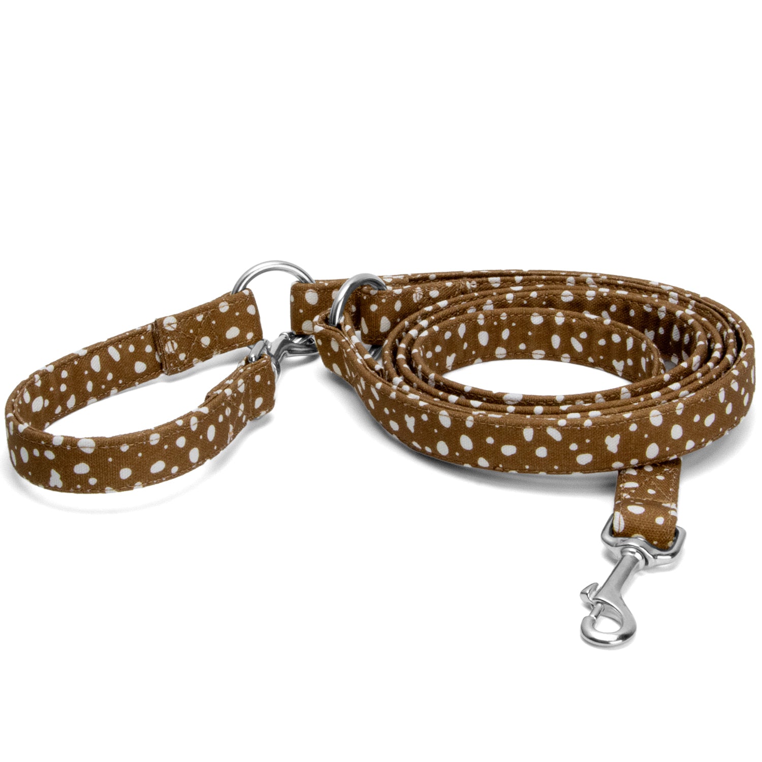 Laisse pour chien multipositions Freckles et son motif marron tacheté blanc. La laisse possède des boucles couleur argent