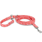 Vue d'ensemble de la laisse multipositions pour chien Cherry de Pawpix. Le motif de la laisse présente un wavy rouge et blanc, et les boucles de la laisse sont couleur argent