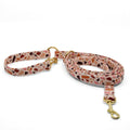 Laisse multipositions pour chien Pawpino et son motif terrazzo rose/marron. Boucles et mousqueton couleur or