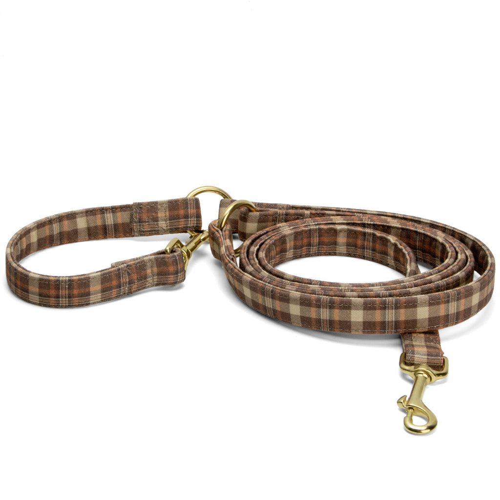 Laisse pour chien multipositions Scotty et son motif tartan marron, orange automnal. La laisse possède des boucles de couleur or