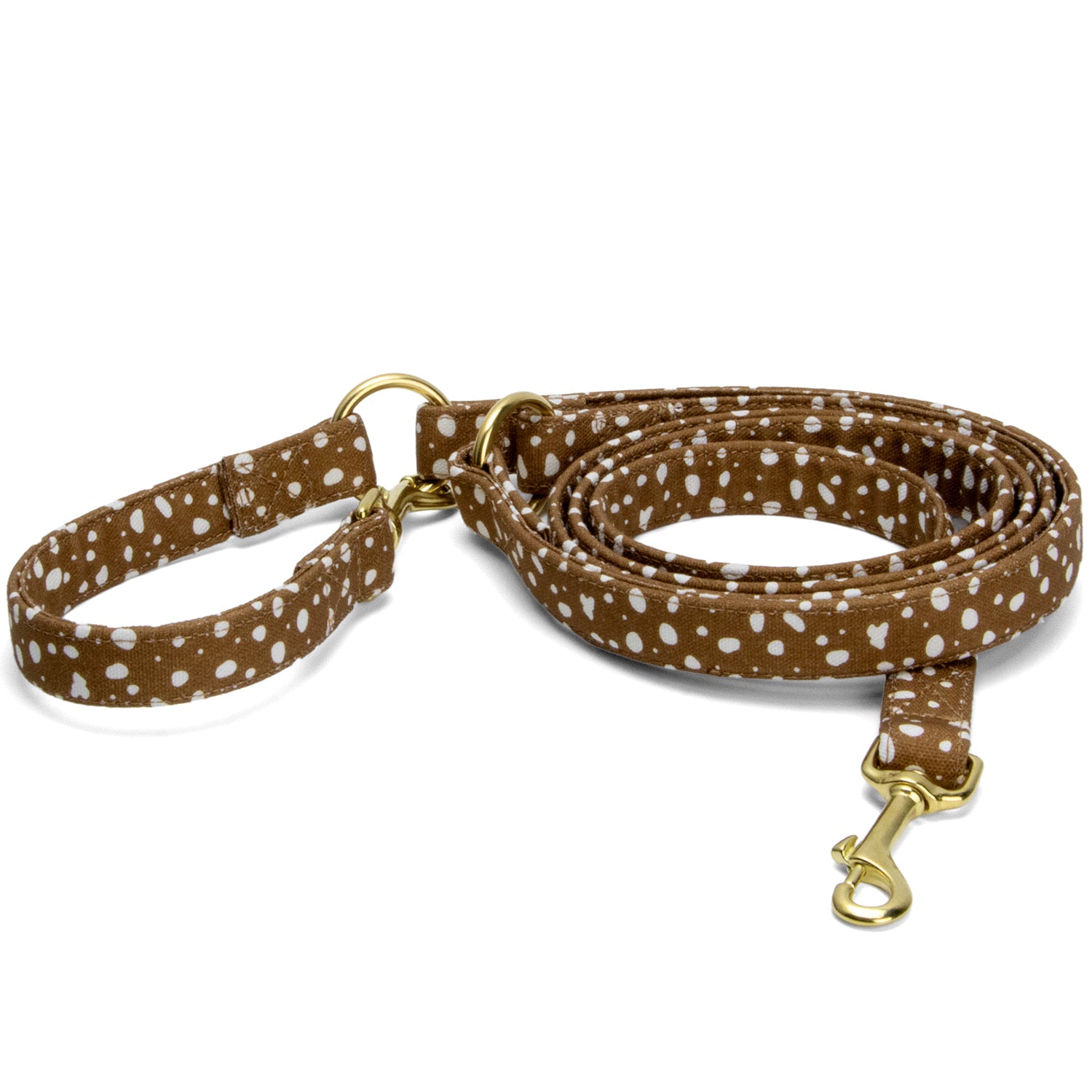Laisse pour chien multipositions Freckles et son motif marron tacheté blanc. La laisse possèdes des boucles couleur or.