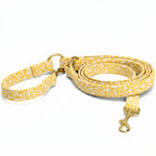 Vue d'ensemble de la laisse multipositions pour chien Seaside de Pawpix. Motif marin abstrait et estivale, et les boucles de la laisse sont couleur or
