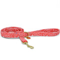 Vue d'ensemble de la laisse pour chien Cherry de Pawpix. Le motif de la laisse présente un wavy rouge et blanc, et les boucles de la laisse sont couleur or
