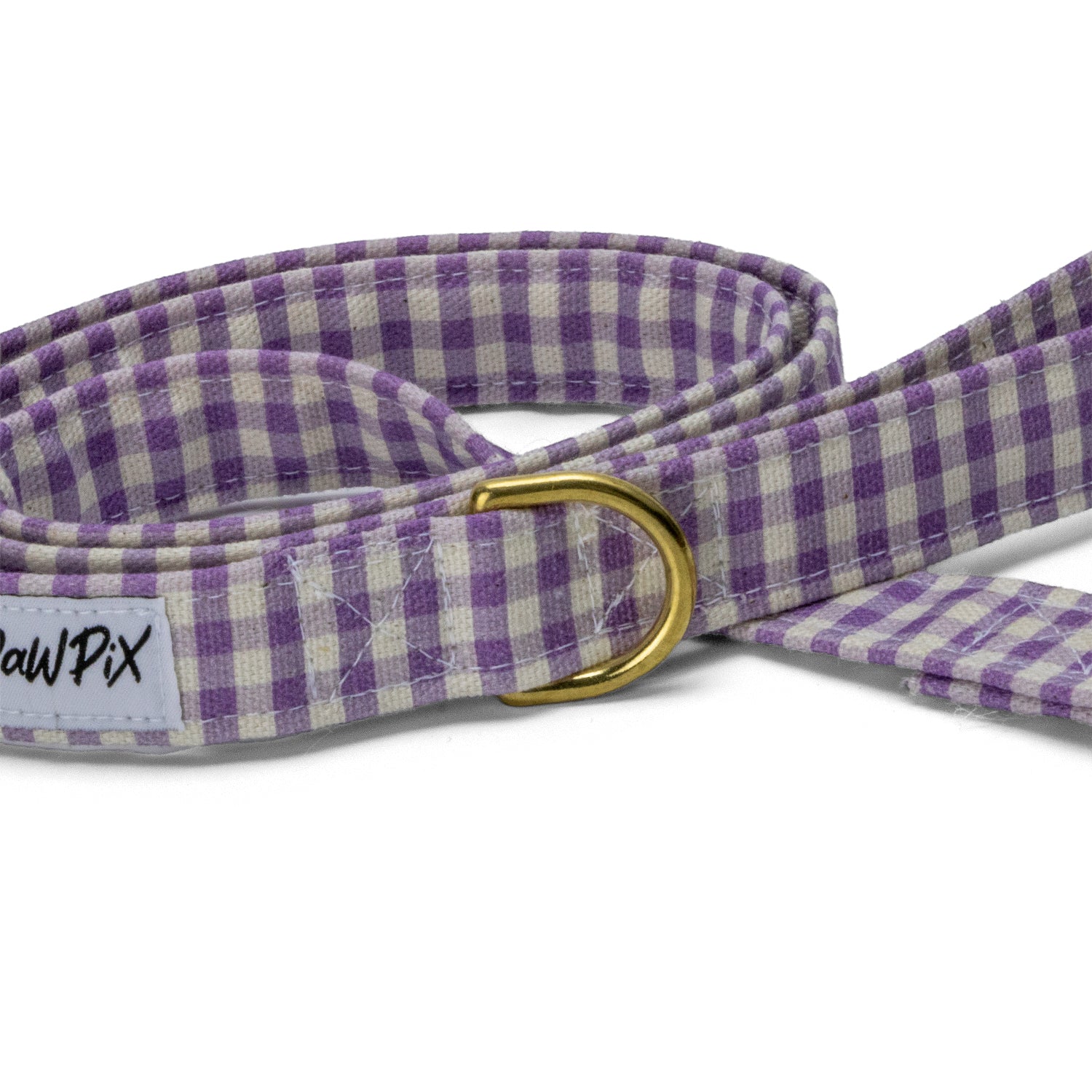 Gros plan sur l'anneau en D de la laisse Cigalou qui permet d'attacher différents objets pour les promenades. Motif vichy violet clair