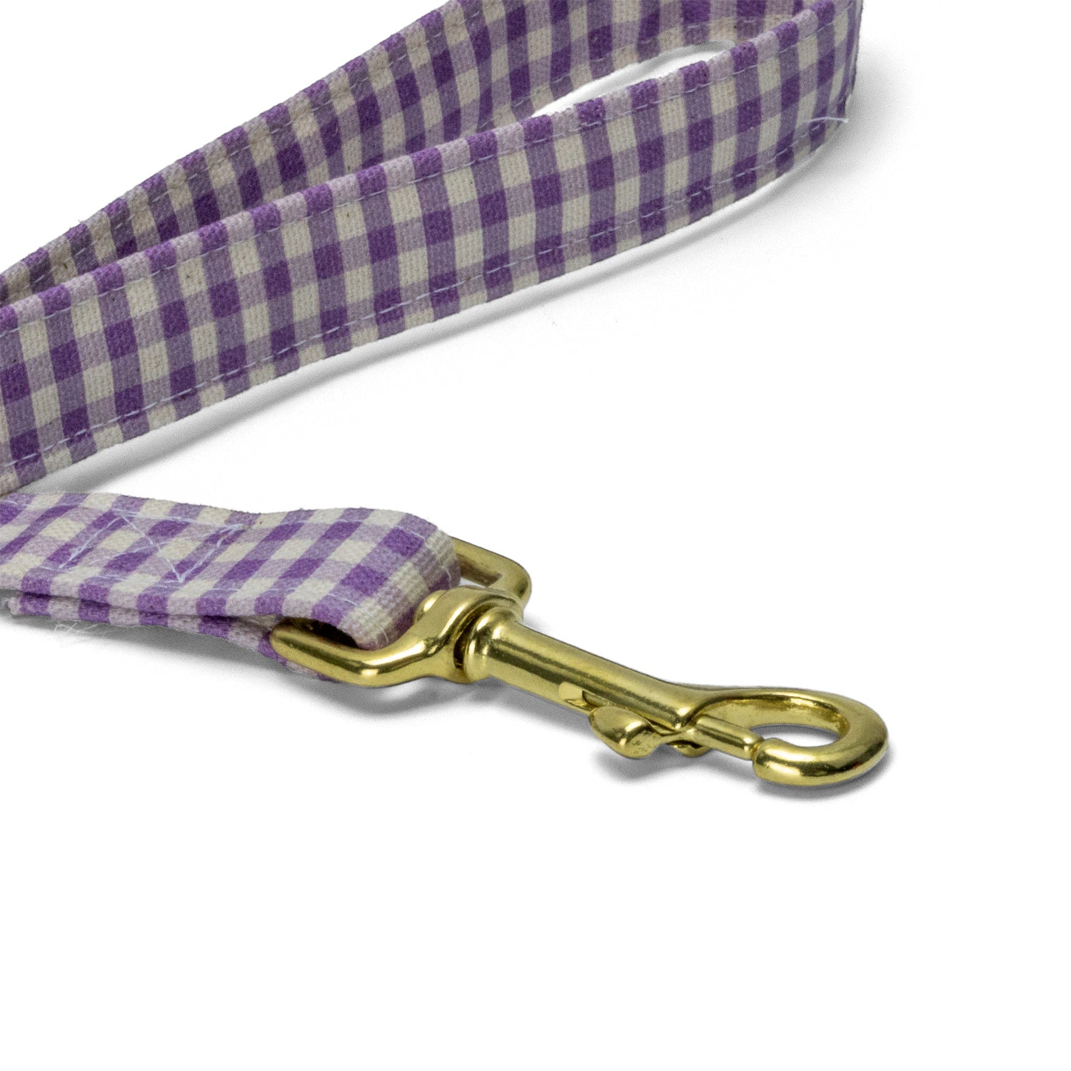 Gros plan sur le mousqueton de la laisse Cigalou qui permet une attache sécurisé de la laisse au collier/harnais du chien/chat. Motif vichy violet clair
