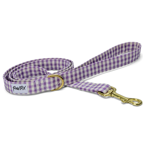 Laisse cigalou sur fond blanc. Elle mesure 1m20. Motif vichy violet clair