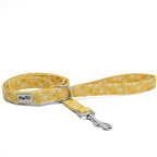 Laisse pour chien Peachy Daisies et son motif marguerites blanches et jaunes sur fond couleur pêche. La laisse mesure 1m20 et possède un mousqueton pour accroche à un harnais ou collier ainsi qu'un anneau en D servant à accrocher une pochette sacs à crottes ou un porte balle