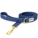 Laisse Polaris. Design bleu marine avec des pois blancs avec un anneau en D pour accrocher une pochettes sac à crottes et un mousqueton pour accrocher la laisse. 