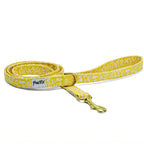 Laisse pour chien Seaside Pawpix avec son motif marin abstrait blanc sur fond jaune solaire. La laisse d'1m20, s'attache grâce à un mousqueton et possède également un anneau en D pour pouvoir attacher des accessoires pour chien comme une pochette sacs à crottes ou un porte balle. 