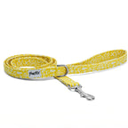 Laisse pour chien Peachy Daisies et son motif marguerites blanches et jaunes sur fond couleur pêche. La laisse mesure 1m20 et possède un mousqueton pour accroche à un harnais ou collier ainsi qu'un anneau en D servant à accrocher une pochette sacs à crottes ou un porte balle