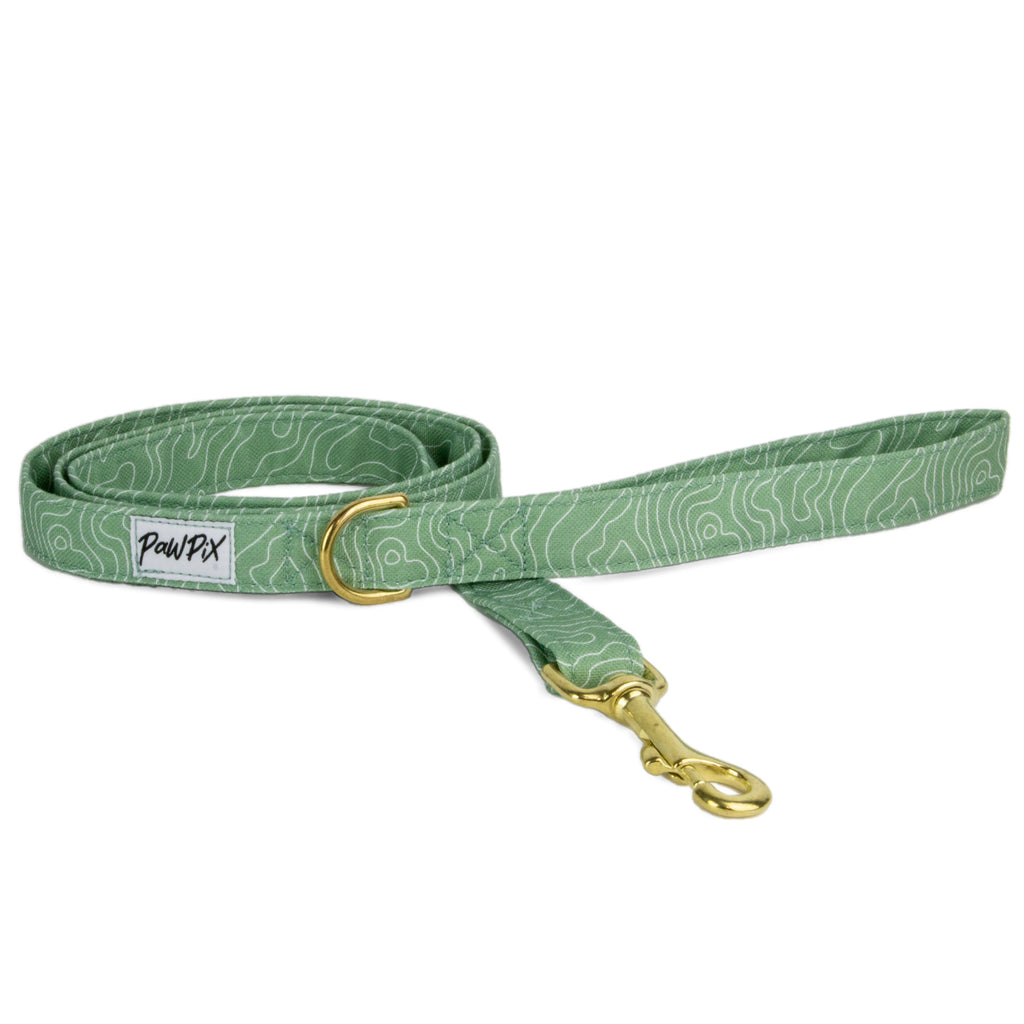 Laisse Topo de Pawpix. Vue d'ensemble. Motif Topographique avec un mousqueton doré. Le motif Topo reprend le design géométrique abstrait des cartes de montagnes, avec des lignes blanches sur un fond vert