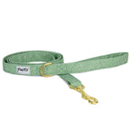 Laisse Topo de Pawpix. Vue d'ensemble. Motif Topographique avec un mousqueton doré. Le motif Topo reprend le design géométrique abstrait des cartes de montagnes, avec des lignes blanches sur un fond vert