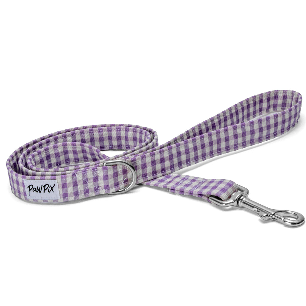 Laisse cigalou sur fond blanc. Elle mesure 1m20. Motif vichy violet clair. L'anneau en D et le mousqueton sont argentés