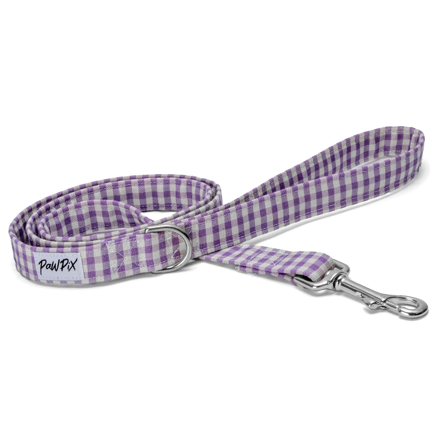 Laisse cigalou sur fond blanc. Elle mesure 1m20. Motif vichy violet clair. L'anneau en D et le mousqueton sont argentés