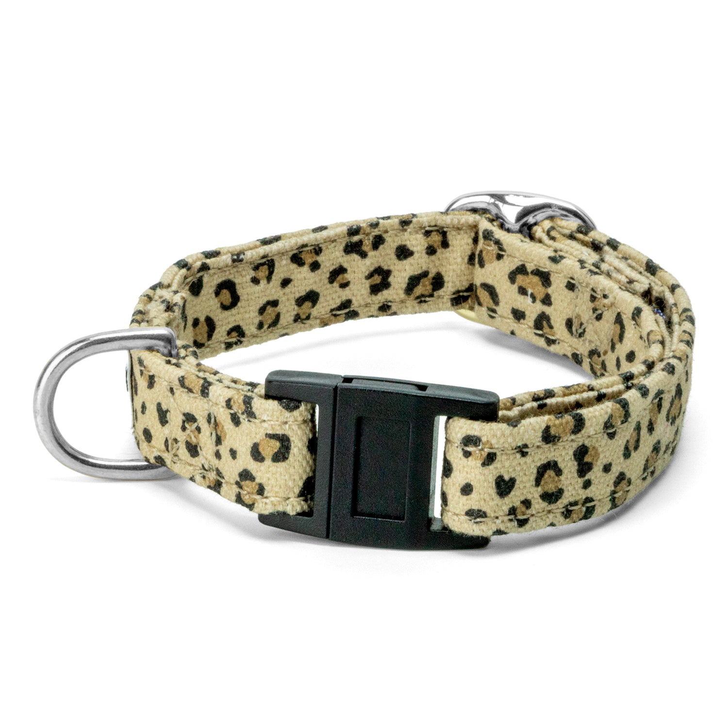 Collier pour chat Leopaw avec une boucle anti-étranglement et son motif leopard. Le collier possède également une boucle de reglage couleur argent et un anneau en D pour accrocher une médaille ou une laisse
