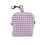 Vue d'ensemble de la mini sacoche Cigalou et son motif vichy lavande et blanc. Equipé d'un zip pour la fermeture et d'un mousqueton pour l'accroche 