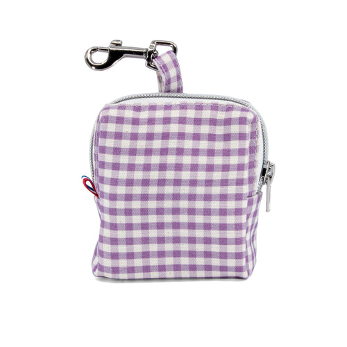 Vue d'ensemble de la mini sacoche Cigalou et son motif vichy lavande et blanc. Equipé d'un zip pour la fermeture et d'un mousqueton pour l'accroche 