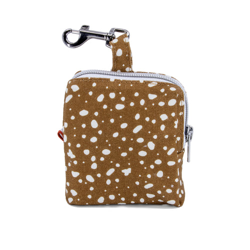 Vue d'ensemble de la mini sacoche Freckles et son motif marron tacheté blanc. Equipé d'un zip pour la fermeture et d'un mousqueton pour l'accrocher
