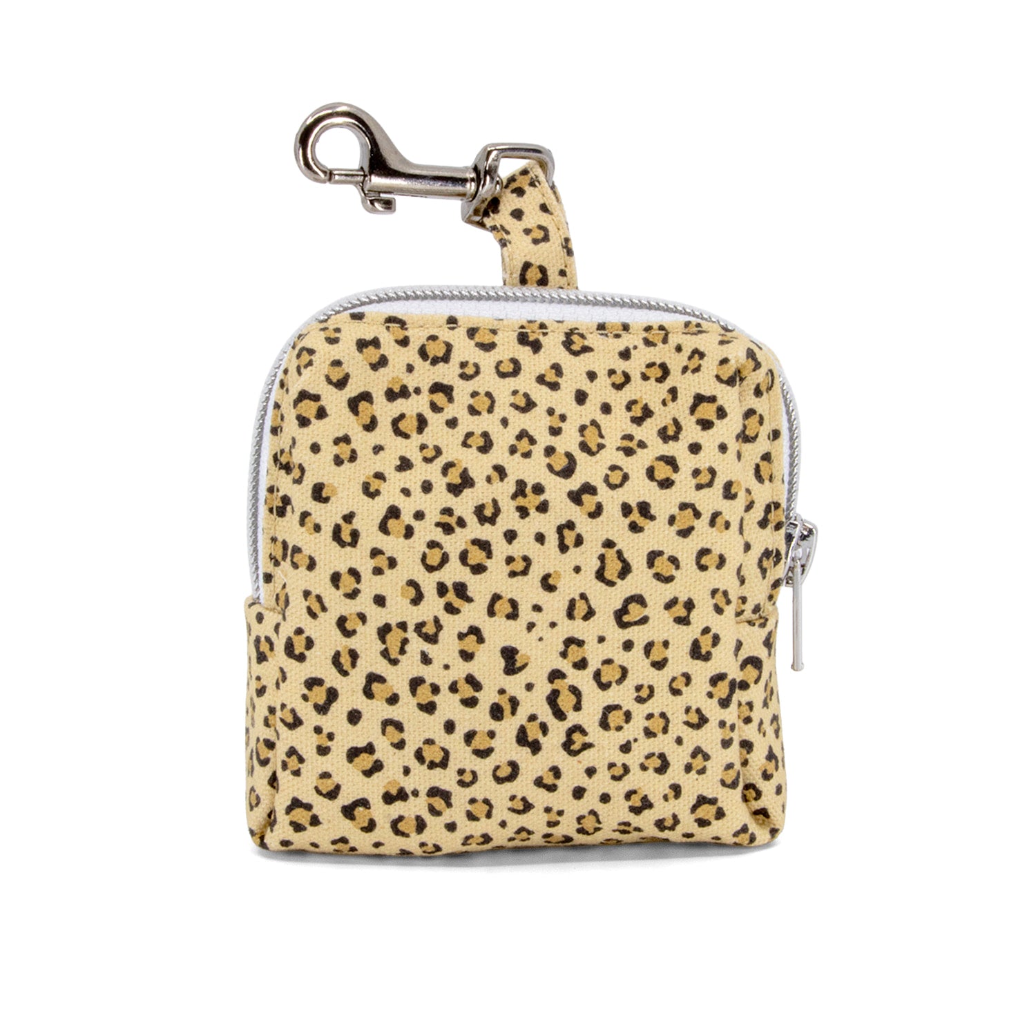 Vue d'ensemble de la mini sacoche Leopaw et son motif leopard. Equipé d'un zip pour la fermeture et d'un mousqueton pour l'accroche 