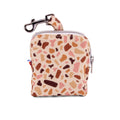 Vue d'ensemble de la mini sacoche Pawpino et son motif terrazzo rose/marron. Equipé d'un zip pour la fermeture et d'un mousqueton pour l'accroche 