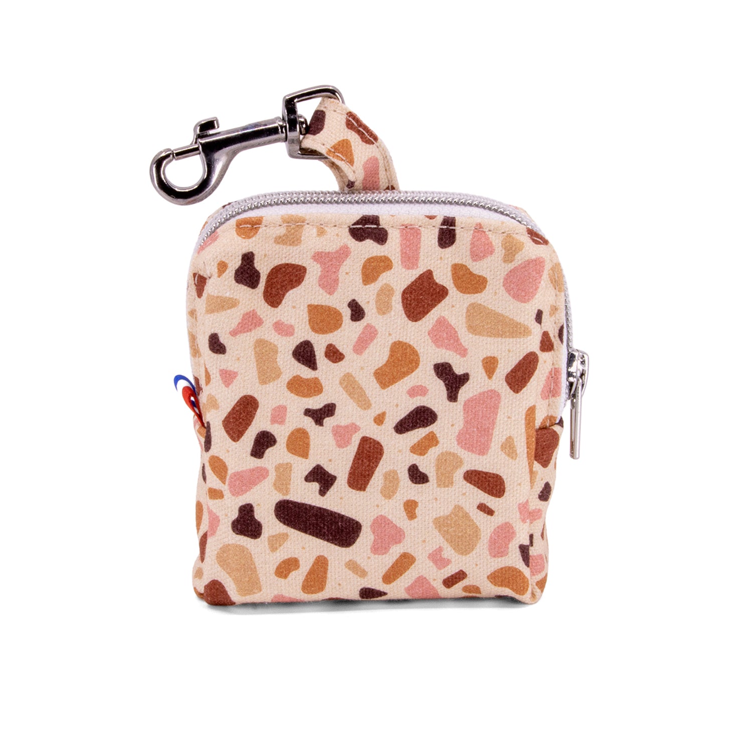Vue d'ensemble de la mini sacoche Pawpino et son motif terrazzo rose/marron. Equipé d'un zip pour la fermeture et d'un mousqueton pour l'accroche 