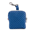 Vue d'ensemble de la mini sacoche Polaris et son motif pois blanc sur fond bleu. Equipé d'un zip pour la fermeture et d'un mousqueton pour l'accroche 