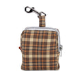 Vue d'ensemble de la mini sacoche Scotty et son motif tartan marron/orange. Equipé d'un zip pour la fermeture et d'un mousqueton pour l'accrocher