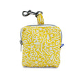 Vue d'ensemble de la mini sacoche Seaside et son motif marrin abstrait blanc sur fond jaune. Equipé d'un zip pour la fermeture et d'un mousqueton pour l'accrocher