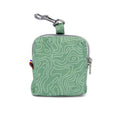 Vue d'ensemble de la mini sacoche Topo et son motif topographique vert et blanc. Equipé d'un zip pour la fermeture et d'un mousqueton pour l'accroche 