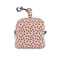 Vue d'ensemble de la mini sacoche My Valentine et son motif coeurs rouge sur fond beige. Equipé d'un zip pour la fermeture et d'un mousqueton pour l'accroche 