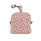 Vue d'ensemble de la mini sacoche My Valentine et son motif coeurs rouge sur fond beige. Equipé d'un zip pour la fermeture et d'un mousqueton pour l'accroche 