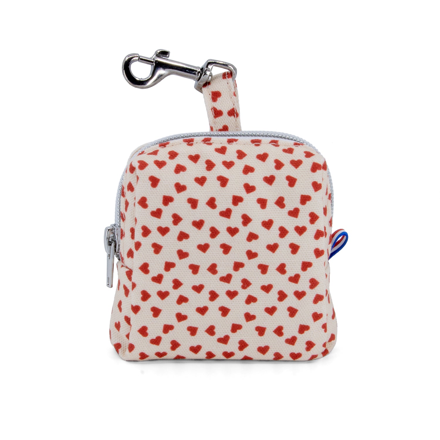 Vue d'ensemble de la mini sacoche My Valentine et son motif coeurs rouge sur fond beige. Equipé d'un zip pour la fermeture et d'un mousqueton pour l'accroche 