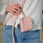 Gros plan de la mini sacoche pour chien My Valentine et son motif cœurs rouges, accrochée à la laisse multipositions My Valentine de Pawpix 