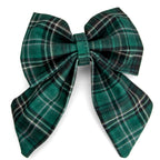 Nœud pour chien Nessie et son motif tartan vert et noir écossais, facile à attacher à un collier pour chien. 