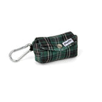 Pochette sac à crottes Nessie de Pawpix. Vue de face. Motif tartan écossais vert avec mousqueton pour accroche sur laisse