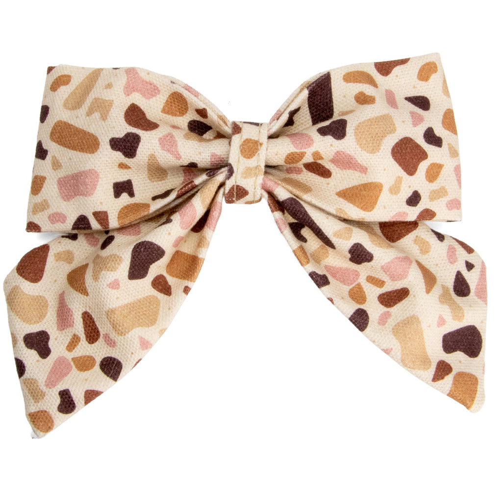 Nœud pour chien Scotty et son motif terrazzo marron/rose, facile à attacher à un collier pour chien. 