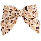 Nœud pour chien Scotty et son motif terrazzo marron/rose, facile à attacher à un collier pour chien. 