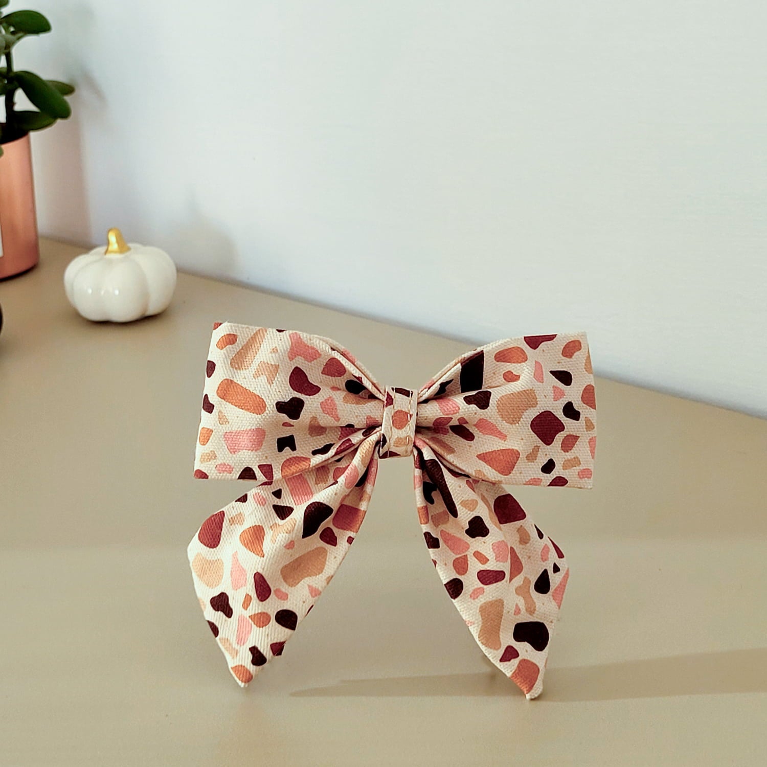 Nœud pour chien Pawpino de Pawpix et son motif terrazzo rose et marron