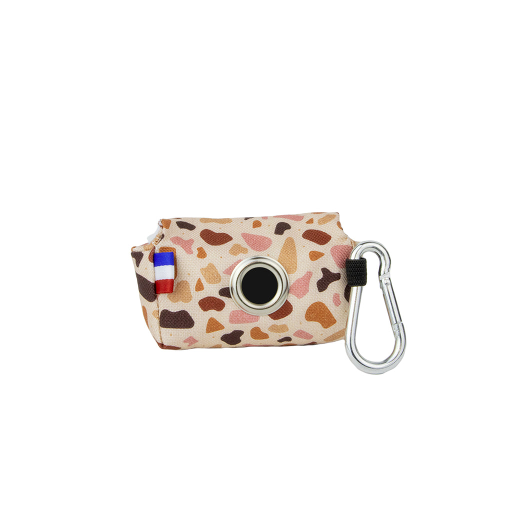 Pochette sac à crottes Pawpino de Pawpix. Vue arrière. Motif mosaïque terrazzo rose avec déclinaison de marron avec mousqueton pour accroche sur laisse