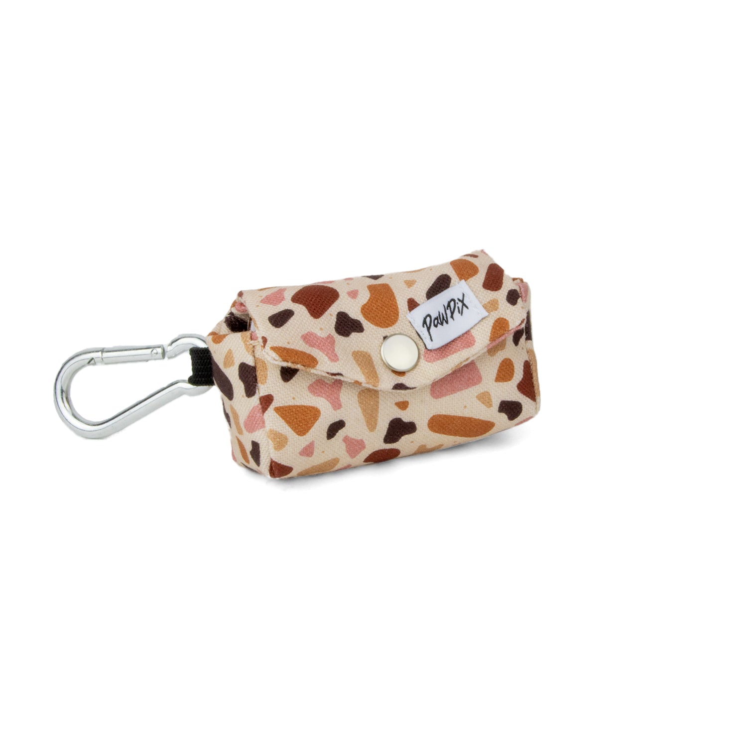 Pochette sac à crottes Pawpino de Pawpix. Vue de face. Motif mosaïque terrazzo rose avec déclinaison de marron avec mousqueton pour accroche sur laisse