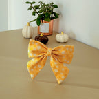 Nœud pour chien Peachy Daisies de Pawpix et son motif marguerites blanches et pêche