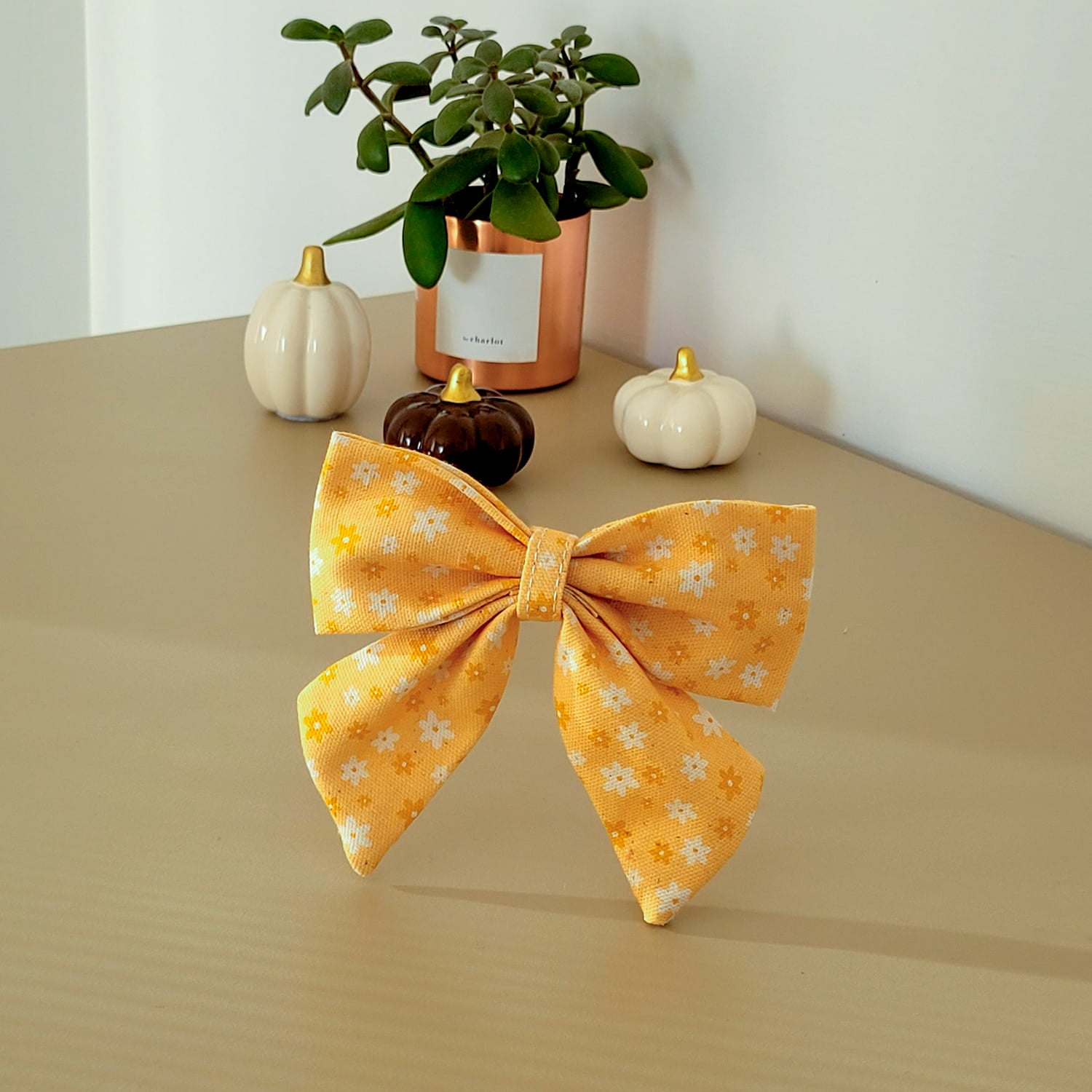 Nœud pour chien Peachy Daisies de Pawpix et son motif marguerites blanches et pêche