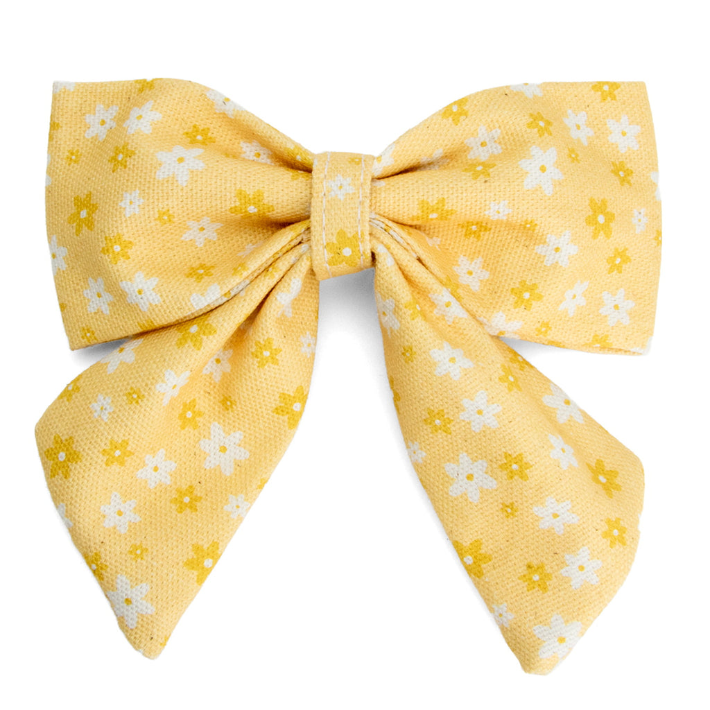 Nœud pour chien Peachy Daisies et son motif marguerites blanches et orange sur fond pêche, facile à attacher à un collier pour chien. 