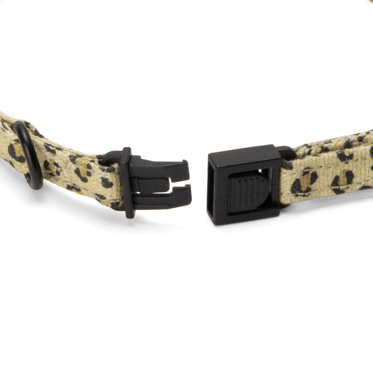 Gros plan sur la boucle anti-étranglement du collier pour chat Leopaw avec son motif leopard
