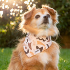 Bandana Chien Call of Pixie de PawPix. Vue sur un moyen chien. Motif géométrique organique déclinaison de rose et marron. 